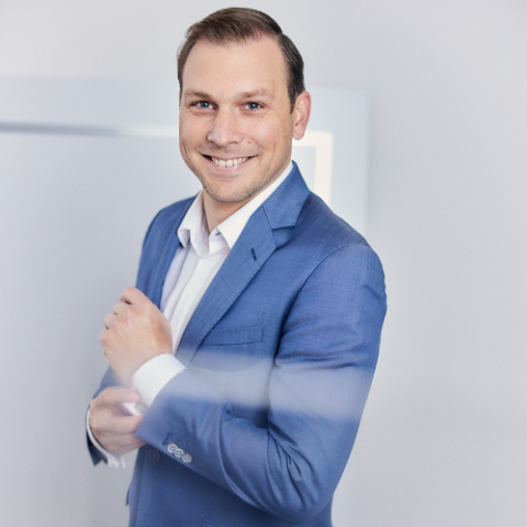 Dirk Nowee is als accountmanager gespecialiseerd in kranen en hoogwerkers