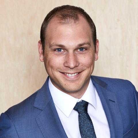 Dirk Nowee is als accountmanager gespecialiseerd in kranen en hoogwerkers